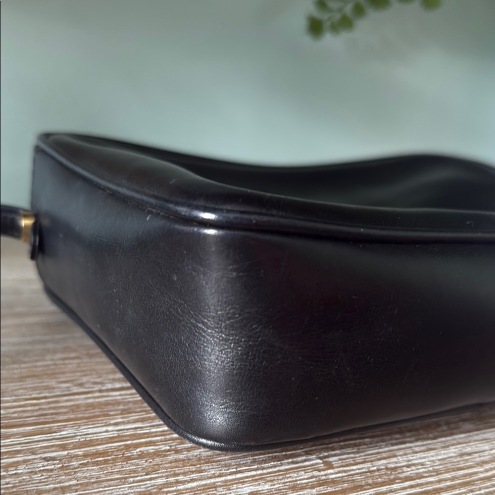 Gucci Black Leather vintage crossbody Bag with Gold-Tone Hardware - Picture 6 of 15